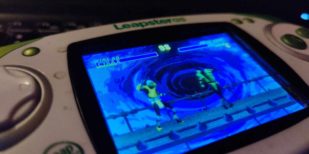 A fight between Cyrax and Reptile in Ultimate Mortal Kombat 3 on the Leapster GS