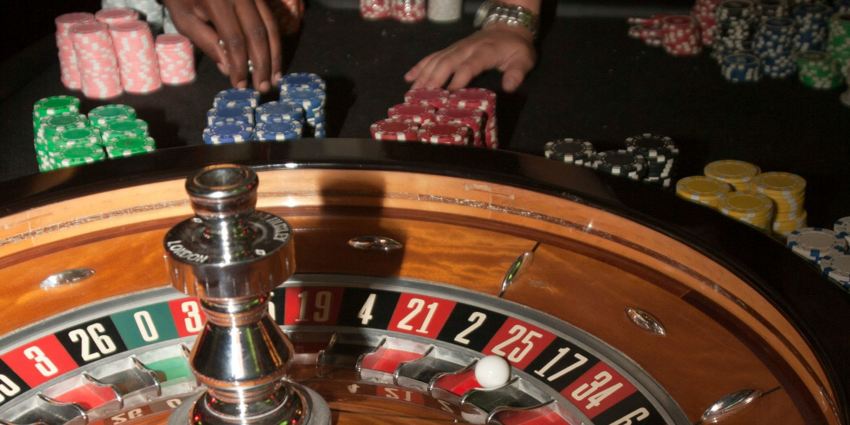 A roulette wheel with the ball settled on 25